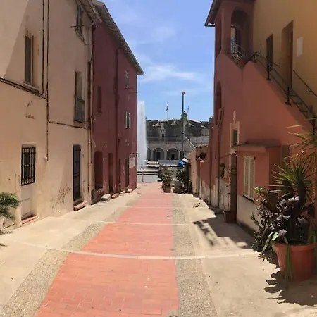 Between The Roofs Of Old Town And The Sea דירה *