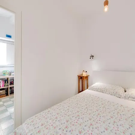 Between The Roofs Of Old Town And The Sea מנטון