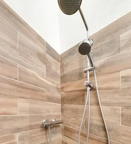 아파트 Between The Roofs Of Old Town And The Sea *