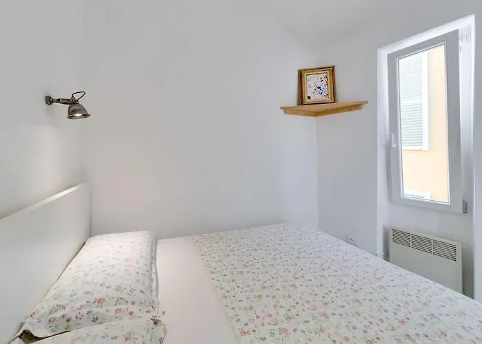 Between The Roofs Of Old Town And The Sea Apartamento Menton