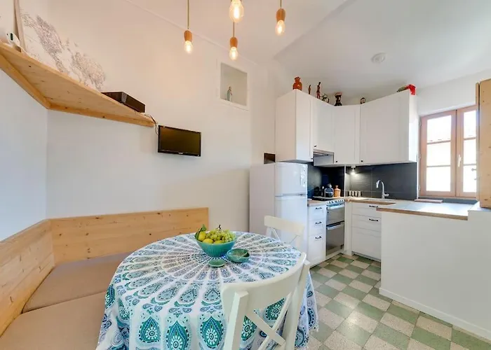 Between The Roofs Of Old Town And The Sea * 멍똥