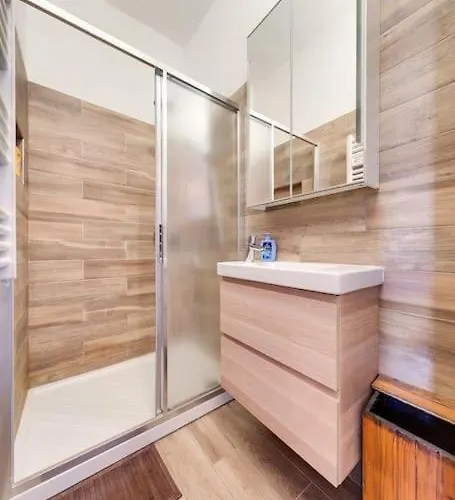 Between The Roofs Of Old Town And The Sea 아파트 *